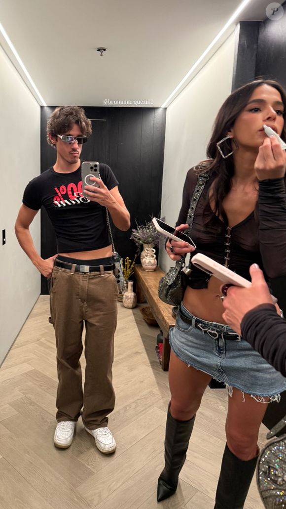 Bruna Marquezine deixou a barriga chapada à mostra e roubou a cena