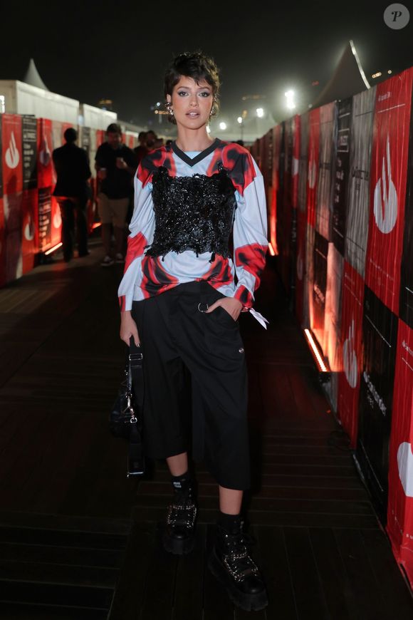 Show da Lady Gaga no Rio: Agatha Moreira usou um corset sobreposto de uma camisa estampada