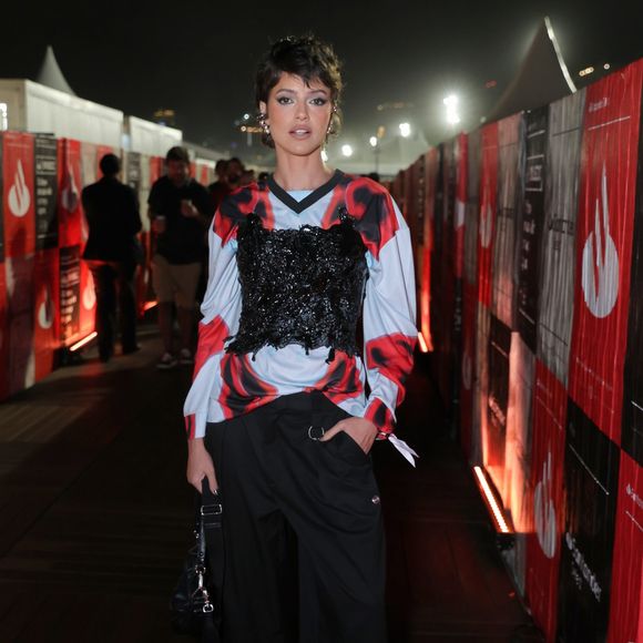 Show da Lady Gaga no Rio: Agatha Moreira usou um corset sobreposto de uma camisa estampada