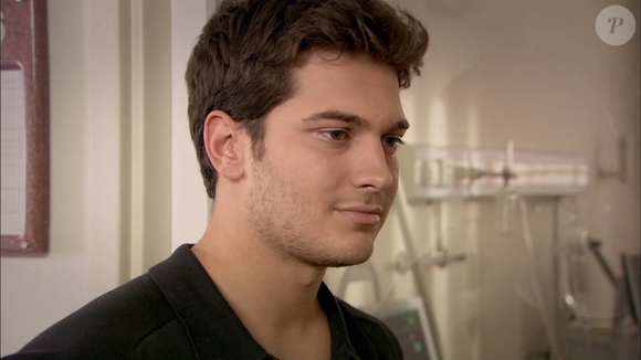 Çağatay Ulusoy como Emir Sarrafoğlu em 'O Segredo de Feriha'