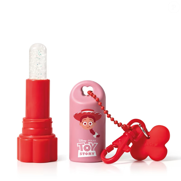 O Balm Labial inspirado na Jessie tem um detalhe curioso: ele reage ao pH da pele para deixar uma cor suave nos lábios. E ainda conta com partículas de brilho holográfico e textura aveludada
