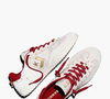 Esqueça o básico: o novo Run Star Trainer da Converse aposta em jacquard, tassel de couro e um tom açucarado que transforma qualquer look em produção de impacto