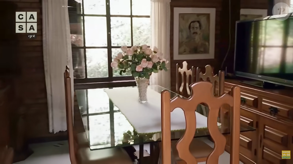 O ator Ary Fontoura mora em casa com salas de estar e de jantar integradas