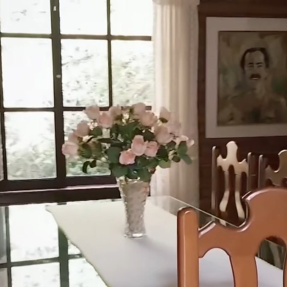 O ator Ary Fontoura mora em casa com salas de estar e de jantar integradas