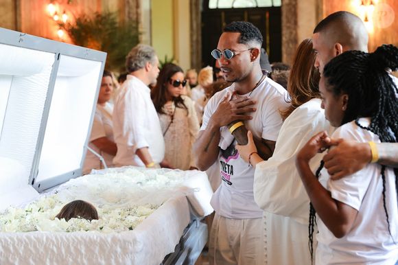 Foto de Preta Gil no caixão: Kanalha, apontado como último affair da cantora, se despediu da filha de Gilberto Gil em velório