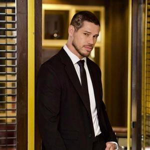 Iuri (José Loreto) é o novo segurança de Pilar. Personagem é espião de Adriana