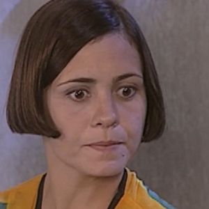 Adriana Esteves em 2000: interpretou a protagonista Catarina Batista, uma mulher à frente de seu tempo, feminista, geniosa e de personalidade forte, que luta por sua independência nos anos 1920. Ela protagoniza um romance 'entre tapas e beijos' com o machista Julião Petruchio (Eduardo Moscovis), formando um dos casais mais icônicos da TV brasileira