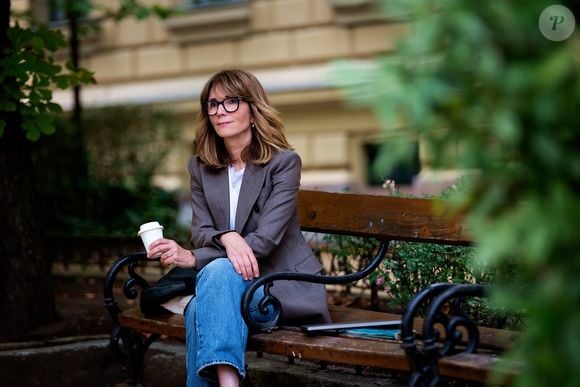 Levantamento terra com halteres e agachamento são alguns dos exercícios indicados para mulheres 50 +