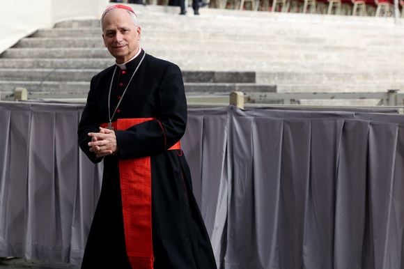 Discreto, uma foto antiga e inédita de Robert Prevost antes de se tornar Papa, tomando cerveja no Brasil (Belo Horizonte), viralizou na web.