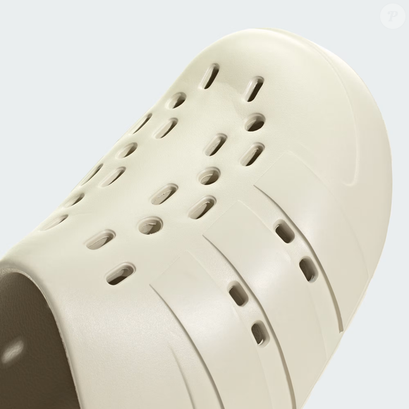A Adidas desafia a Crocs com os tamancos mais populares do verão: a Adilette Clog 2.0.