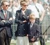 Anos depois, em 1994, a princesa voltou a apostar no mesmo tipo de calçado durante o Grand Prix da Grã-Bretanha, combinando o sapato com blazer azul-marinho em mais um visual elegante e memorável enquanto acompanha seu filho mais novo, Príncipe Harry, que tinha 9 anos na época