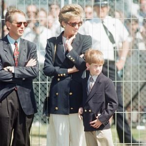 Anos depois, em 1994, a princesa voltou a apostar no mesmo tipo de calçado durante o Grand Prix da Grã-Bretanha, combinando o sapato com blazer azul-marinho em mais um visual elegante e memorável enquanto acompanha seu filho mais novo, Príncipe Harry, que tinha 9 anos na época