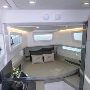 Projeto da lancha de Gisele Bündchen integra áreas internas e externas com foco em conforto