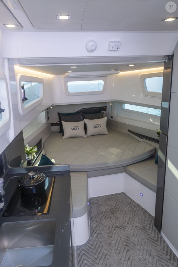 Projeto da lancha de Gisele Bündchen integra áreas internas e externas com foco em conforto