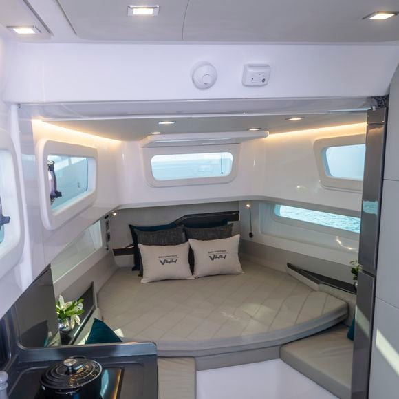 Projeto da lancha de Gisele Bündchen integra áreas internas e externas com foco em conforto