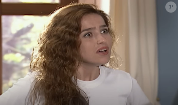 Mariana (Monique Curi) fica indignada ao saber que Neusa (Monica Carvalho) é a nova governanta da casa de Zu (Eva Wilma) em 'História de Amor'