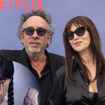 Como Monica Bellucci está hoje? Atriz de 60 anos vive um relacionamento com Tim Burton, diretor de 'Wandinha'