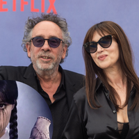 Como Monica Bellucci está hoje? Atriz de 60 anos vive um relacionamento com Tim Burton, diretor de 'Wandinha'