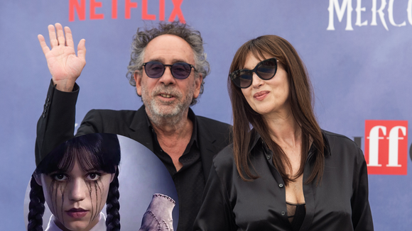 Como Monica Bellucci está hoje? Atriz de 60 anos vive um relacionamento com Tim Burton, diretor de 'Wandinha'