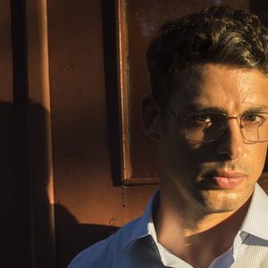 2016: pela primeira vez de óculos na TV, Cauã Reymond interpretou Maurício de Oliveira em 'Justiça'