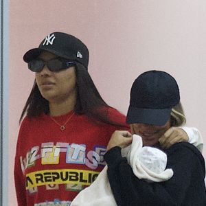 Mulher de Ludmilla, Brunna Gonçalves escondeu o rosto da filha, Zuri, após desembarque no Rio de Janeiro