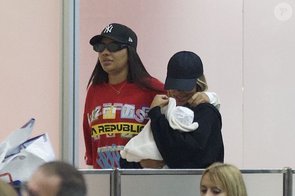 Mulher de Ludmilla, Brunna Gonçalves escondeu o rosto da filha, Zuri, após desembarque no Rio de Janeiro