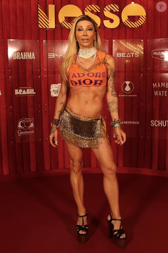 Maya Massafera aliou um abadá no estilo top com uma saia micro cheia de babados