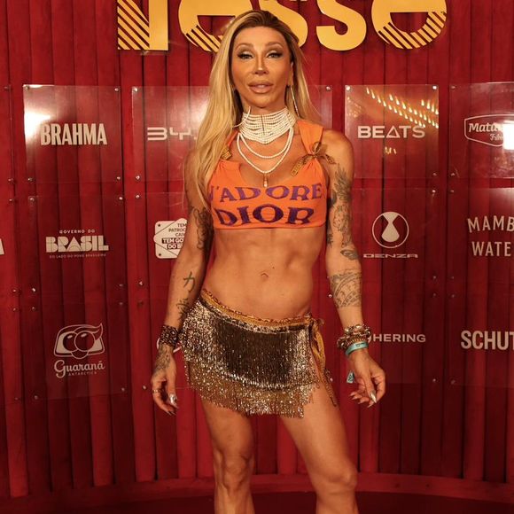 Maya Massafera aliou um abadá no estilo top com uma saia micro cheia de babados