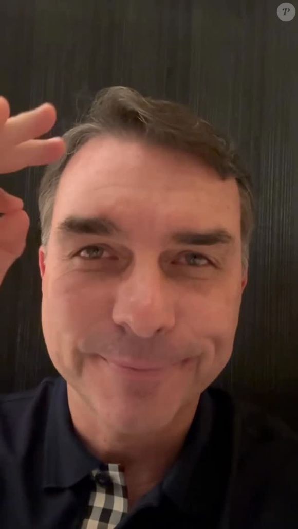 Flávio Bolsonaro fez uma live no YouTube, onde se mostrou revoltado com a prisão do pai