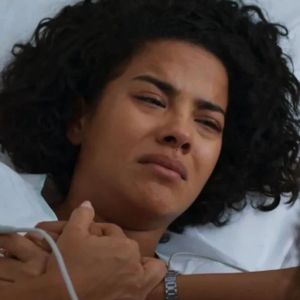 Maria de Fátima (Bella Campos) se joga da escada do Theatro Municipal para perder o bebê