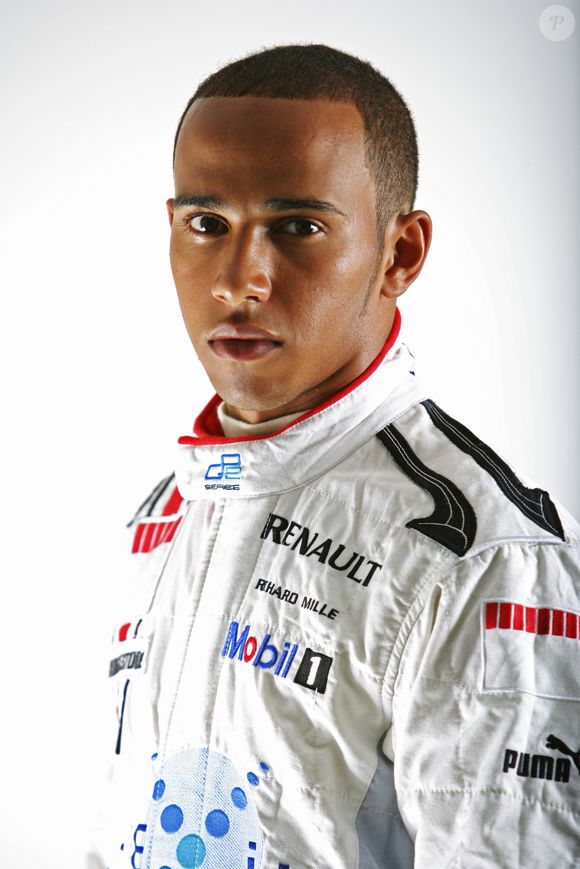 Na época, Lewis Hamilton ainda usava o cabelo curtinho e sem definição