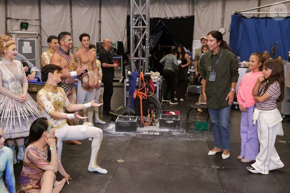 Ivete Sangalo + duas mini-Ivetes: cantora surge com as filhas gêmeas em rara aparição e looks que esbanjam personalidade