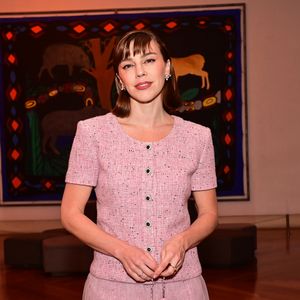 Alice Wegmann apostou em tweed rosa para evento de gala em SP