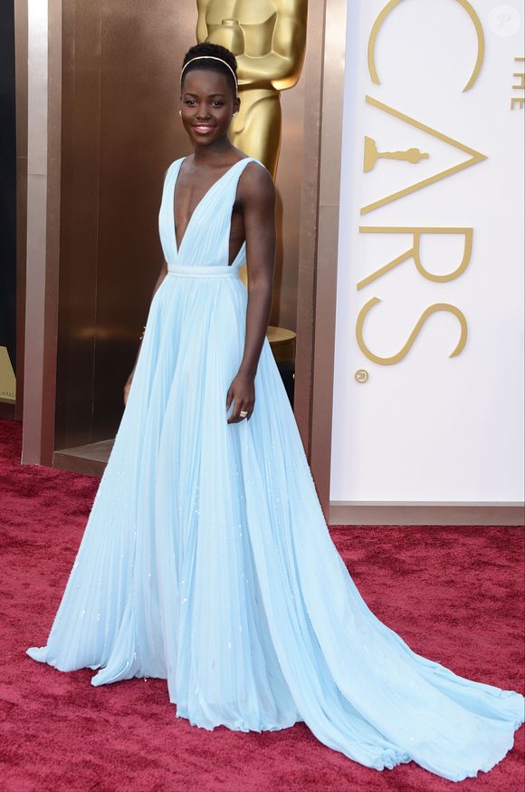 Vestido de festa longo azul piscina bem romântico: com decote V, a peça foi usada no red carpet por Lupita Nyongo