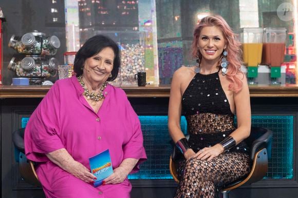 Dona Déa e Lívia Andrade ajudam Luciano Huck no comando do 'Domingão'