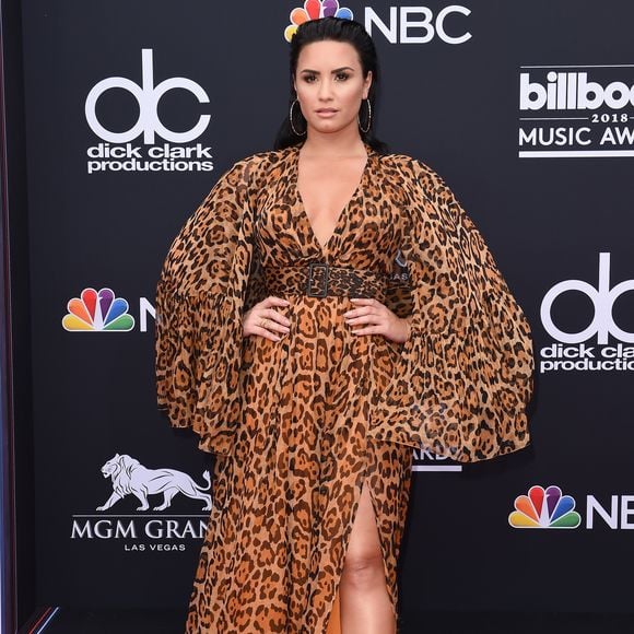 Em 2018, Demi Lovato surgiu deslumbrante no Billboard Music Awards com um vestido animal print clássico