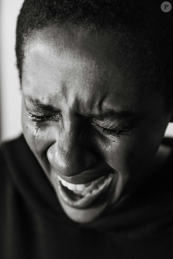 Falar sobre saúde mental com colegas de confiança pode ajudar a fortalecer vínculos e diminuir o peso de enfrentar um momento difícil sozinha