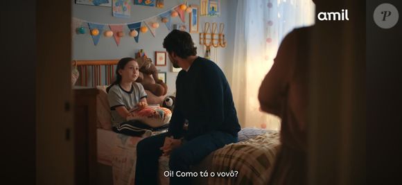 Gesto comovente da neta do homem hospitalizado muda cenário em comercial da Amil para o Natal 2025