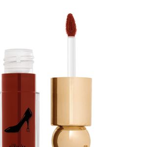 Para quem ama tons intensos, o batom vinho inspirado no universo de Miranda Priestly surge como aposta chic da nova collab da Eudora