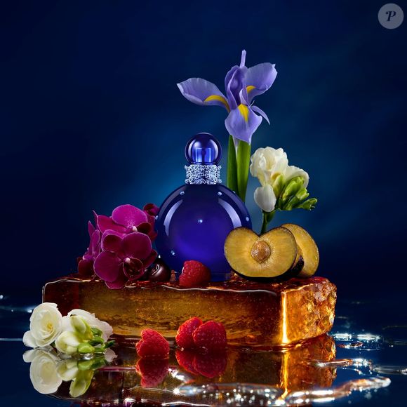 Descrito como o perfume mais sensual e instigante da linha, o Midnight Fantasy foi especialmente elaborado para a noite e combina frutas, flores e notas envolventes