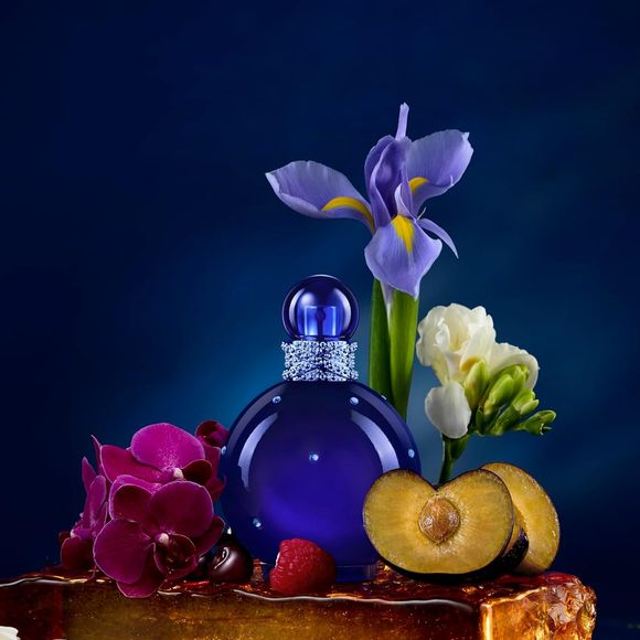 Descrito como o perfume mais sensual e instigante da linha, o Midnight Fantasy foi especialmente elaborado para a noite e combina frutas, flores e notas envolventes