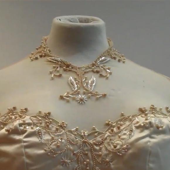 O vestido original de Elizabeth Taylor foi leiloado pela Christie’s, em Londres, por £121.875, segundo a Harper’s Bazaar