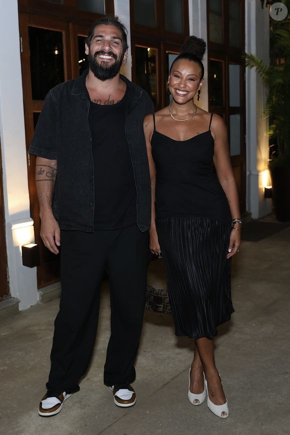 Sheron Menezzes com o marido no aniversário de Carolina Dieckmmann