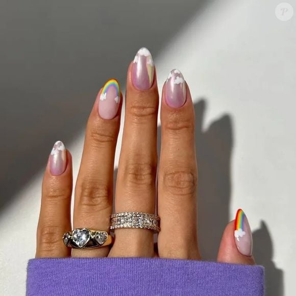 Cada unha de uma cor? Sim, por favor! A tendência das rainbow nails ganha ainda mais destaque quando combinada com acabamentos metálicos, animal print ou texturas como flocado e glitter.