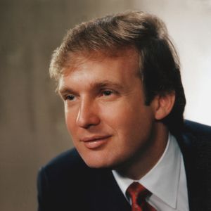 1983: Donald Trump posa para fotos oficiais