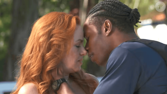 André (Breno Ferreira) afirma que só irá ao casamento da irmã se a namorada, Aldeíde (Karine Teles), for na novela 'Vale Tudo', capítulo de sábado 13 de setembro de 2025