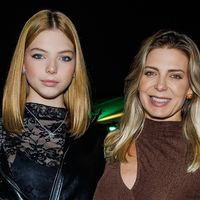 De look transparente e com recortes ousados, Sheila Mello, eterna loira do É o Tchan, é alvo de comentário polêmico da filha em show: 'Ninguém te conhece'