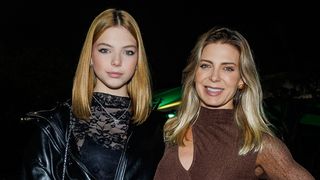 De look transparente e com recortes ousados, Sheila Mello, eterna loira do É o Tchan, é alvo de comentário polêmico da filha em show: 'Ninguém te conhece'