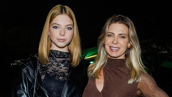 De look transparente e com recortes ousados, Sheila Mello, eterna loira do É o Tchan, é alvo de comentário polêmico da filha em show: 'Ninguém te conhece'