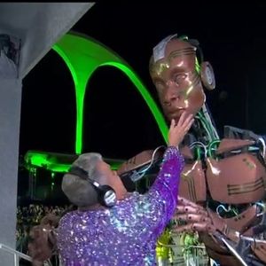 No fim da passagem da Mocidade pela Sapucaí, Milton Cunha deu um show à parte ao entrevistar os robôs